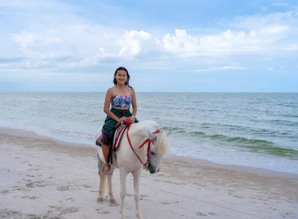 Ευτυχισμένη Ασιάτισσα Τουρίστρια Beachwear Ιππασία Λευκό Άλογο Στην Παραλία Άμμο — Φωτογραφία Αρχείου