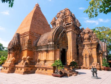Po Nagar Cham Kulesi, Nha Trang 'daki antik tapınak, Vietnam yaz günü mavi gökyüzü  