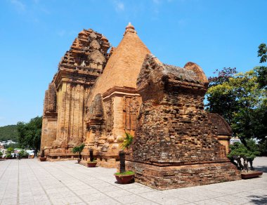 Po Nagar Cham Kulesi, Nha Trang 'daki antik tapınak, Vietnam yaz günü mavi gökyüzü (arka manzara))