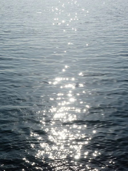 Funkeln Sonne Licht Reflexion Auf Meerwasser Oberfläche Hintergrund — Stockfoto