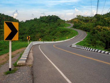 Tayland 'ın Nan eyaletinde yeşil dağ ormanları üzerinde üç eğri yol.