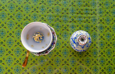 Hindistan cevizi sütlü kremalı şekerli hamur tatlısı ya da Kanom Ko adında Tayland geleneksel tatlısının üstüne kızarmış yeşil fasulye.