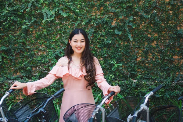 Porträtt Leende Glad Asiatisk Kvinna Stående Och Håller Cykel Med — Stockfoto