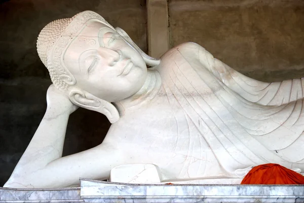 Estatua de mármol blanco buddha en Tailandia — Foto de Stock