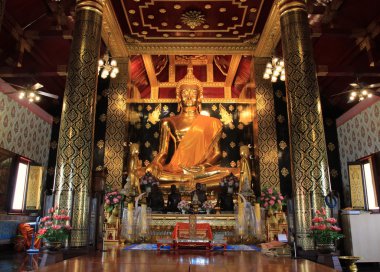 Altın Budist heykelini