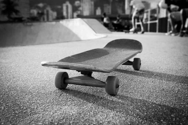 Skateboard in bianco e nero — Foto Stock