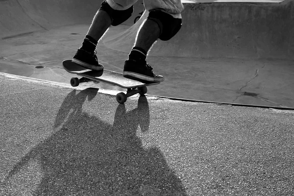 Skateboarder noir et blanc — Photo