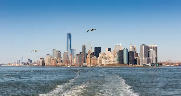 渡轮从曼哈顿天际线 — 图库照片