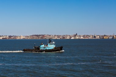 Mavi römorkör yelken