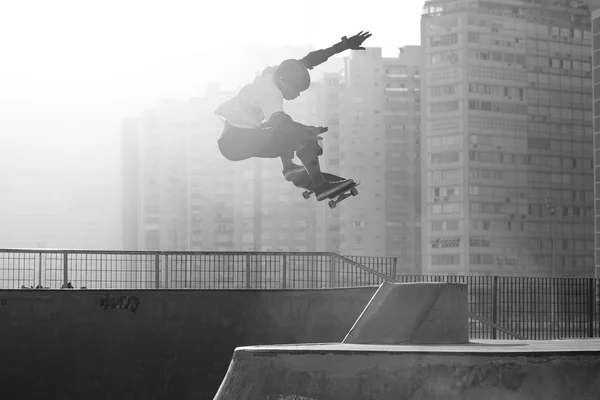 Skateboardista skákání ve skate parku. — Stock fotografie