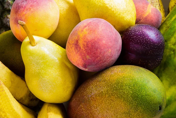 Cesta con muchas frutas — Foto de Stock