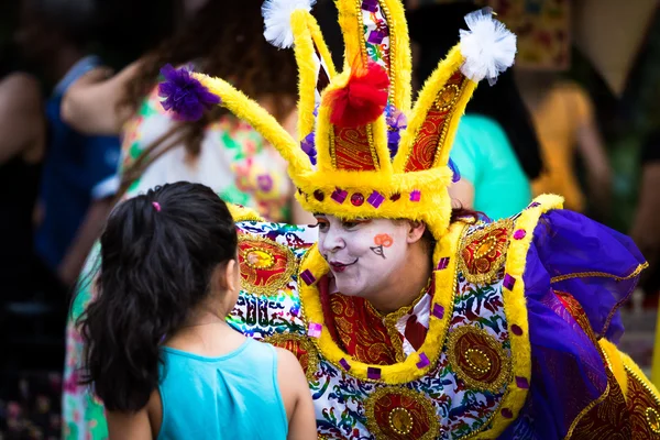  Harlequin oynayan küçük bir kız ile