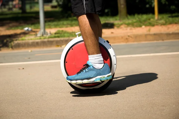 Elektrik tek tekerlekli sirk bisikletine binme — Stok fotoğraf