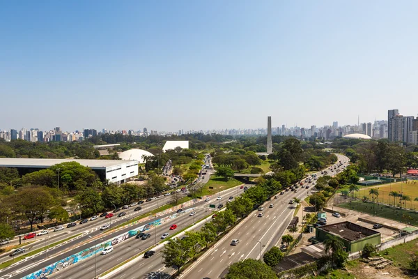 Ibirapuera Parkı ve Avenue 23 Mayıs — Stok fotoğraf