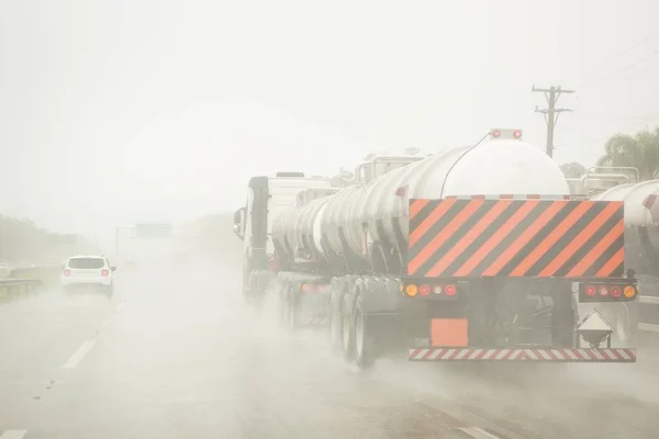 Camions Voitures Voyageant Sur Route Jour Pluie — Photo