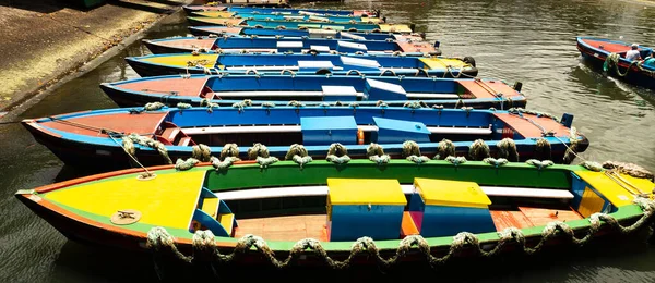 Barcos Coloridos Ancorados Alinhados Dia Com Pouco Movimento Que Geralmente — Fotografia de Stock