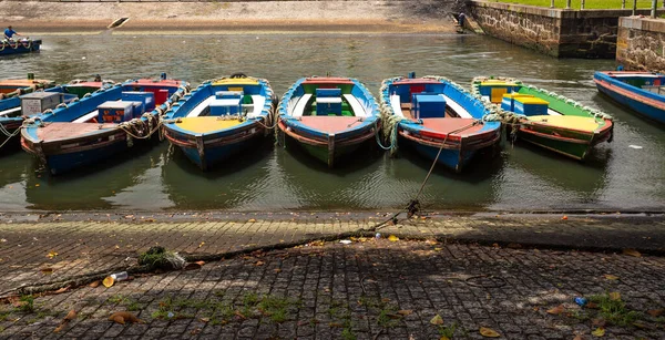 Barcos Coloridos Ancorados Alinhados Dia Com Pouco Movimento Que Geralmente — Fotografia de Stock