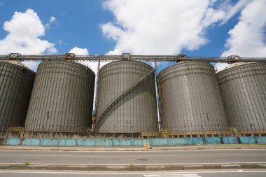 Brezilya, Santos Limanı 'nda tarım ürünlerinin depolanması için metal silolar.