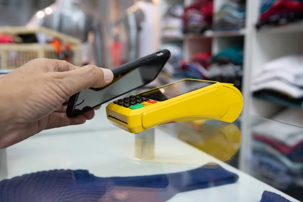 Nowy Sposób Płacenia Kart Kredytowych Poprzez Zbliżenie Się Telefonu Komórkowego — Zdjęcie stockowe