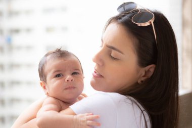 Anne sadece bir ay kucağında bebeğiyle.