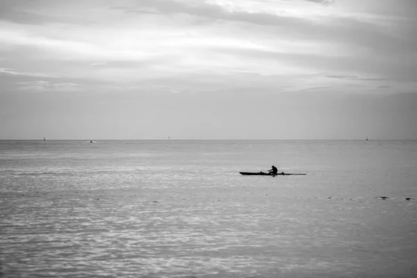 Homem Remando Uma Canoa Havaiana Durante Uma Tarde Santos Brasil — Fotografia de Stock