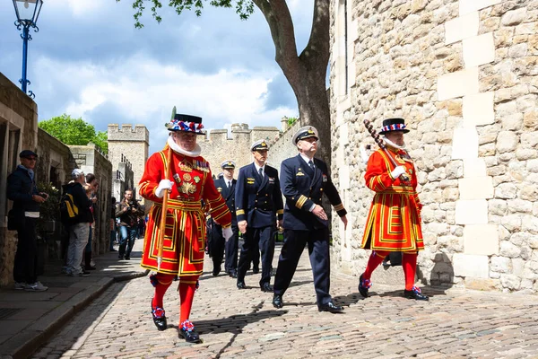 London England May 2014 Beefeaters Tower London Yeoman Warder Uniform — Stock Photo, Image