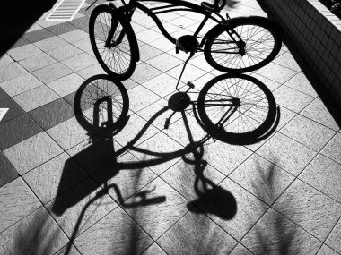 Park etmiş bir bisikletin gölgesi.