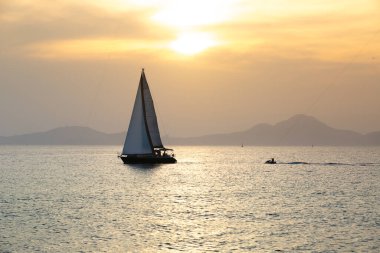 Brezilya, Santos 'ta gün batımında yelkenli ve jet ski..