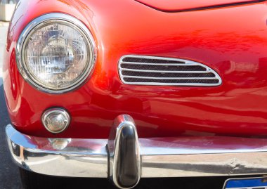 1968 model kırmızı bir Karmann Ghia 'nın ön yüzü..