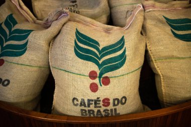 Santos, Brezilya. 26 Eylül 2021. Brezilya 'dan gelen kahve poşetleri Santos' taki Bolsa do Cafe 'de sergilenmeye hazır..