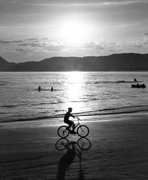 In bicicletta sulla spiaggia — Foto Stock