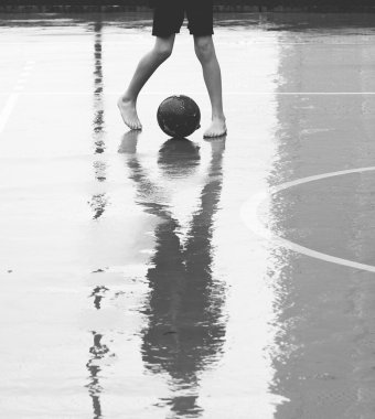 Çocuk futbol oynarken yalınayak