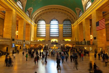 Ana salonda yürüyen insanların Manhattan 'ın ikonik mimarisini ve işlek atmosferini sergilediği Grand Central Terminali' nin iç manzarası..