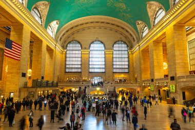 Ana salonda yürüyen insanların Manhattan 'ın ikonik mimarisini ve işlek atmosferini sergilediği Grand Central Terminali' nin iç manzarası..