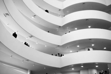 New York, ABD. 09 Nisan 2016. Frank Lloyd Wright tarafından tasarlanan Guggenheim Müzesi 'nin ikonik spiral mimarisinin iç görüntüsünde, kavisli rampalar boyunca ziyaretçiler yer alıyor..