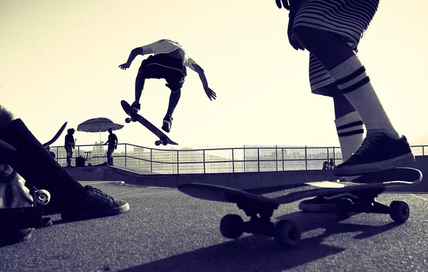 Skateboarder springen — Stockfoto