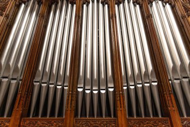 New York, ABD. 08 Nisan 2016. Manhattan 'daki Aziz Patrick Katedrali' nin iç manzarası Gotik kemerler, vitraylı pencereler ve sıralarda oturan ziyaretçiler..