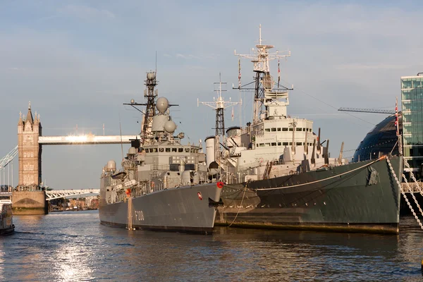 HMS Belfast förtöjd i Themsen — Stockfoto