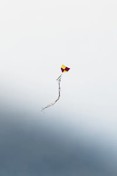 Pipa voando no gradiente do céu — Fotografia de Stock