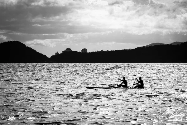 Sauveteur debout au bord de la mer — Photo