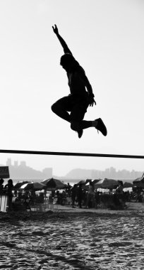 Brezilyalı genç Slackline oynarken 