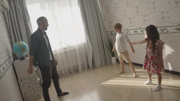 Leende pappa ha kul med söta barn hemma — Stockvideo
