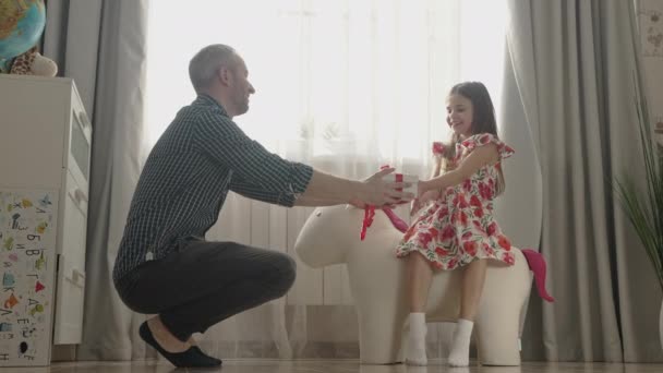 Sorridente padre divertirsi con bambino carino a casa — Video Stock