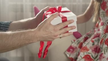 Baba, şirin bir kız için hediye kutusu veriyor.