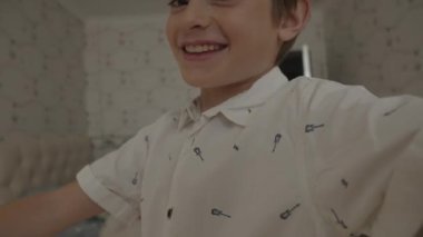 Gülümseyen baba evde tatlı çocuklarla eğleniyor.