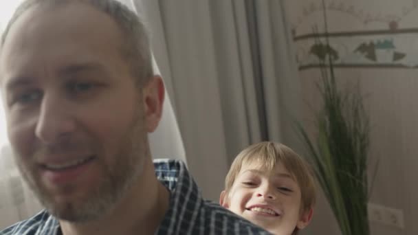 Usmívající se otec baví s roztomilými dětmi doma — Stock video