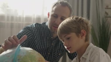Mutlu baba ve küçük çocuk dünyaya bakıyor.,