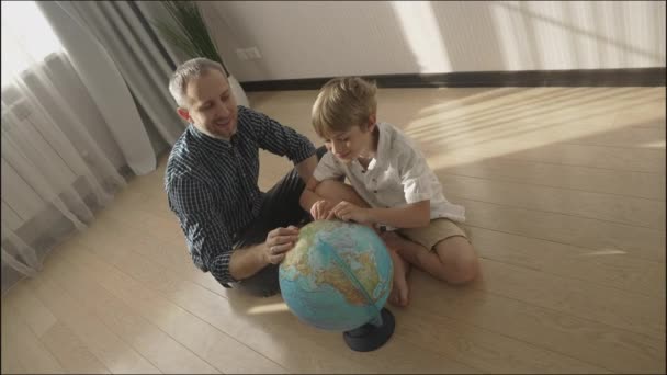 Glad pappa och liten pojke tittar på världen, — Stockvideo