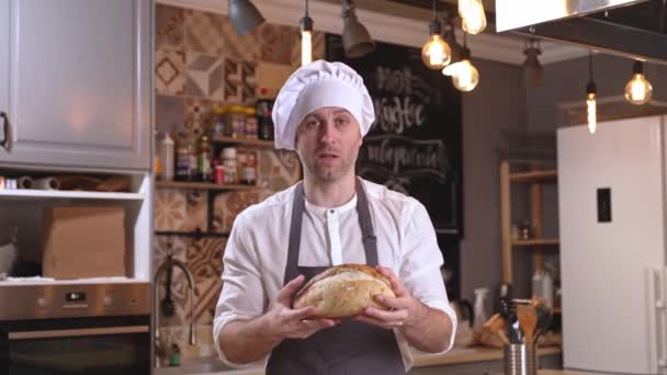 Чоловік готує їжу та відеоблог на кухні онлайн — стокове відео