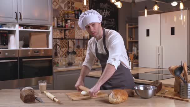 Αρσενικό μάγειρα προετοιμασία των τροφίμων και vlogging σε απευθείας σύνδεση κουζίνα — Αρχείο Βίντεο